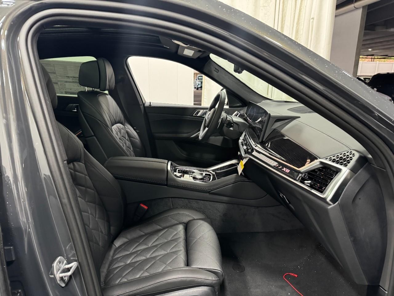 BMW X6 Vehicle Full-screen Gallery Image 18