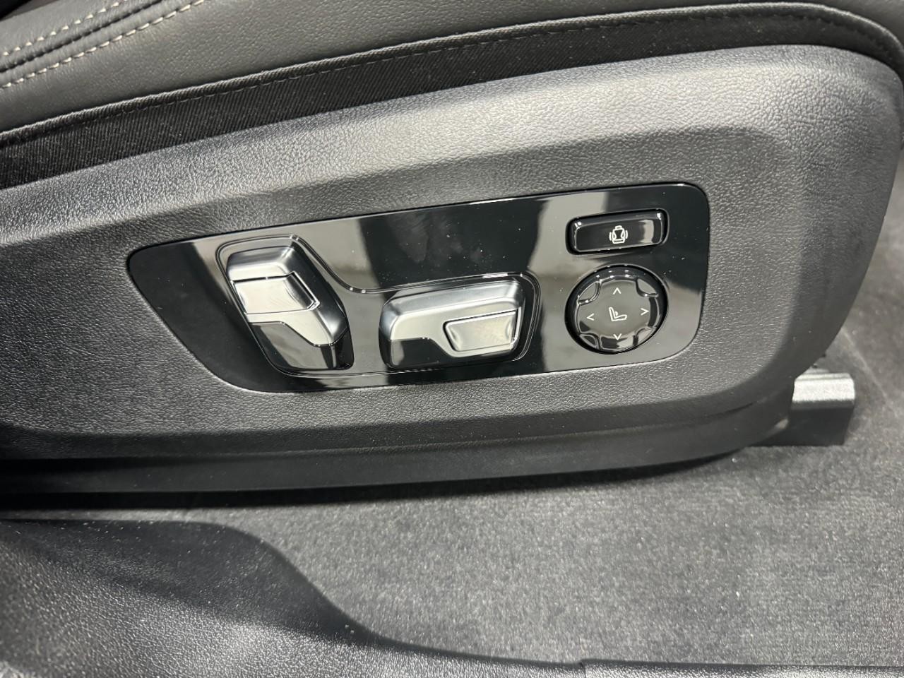 BMW X6 Vehicle Full-screen Gallery Image 20