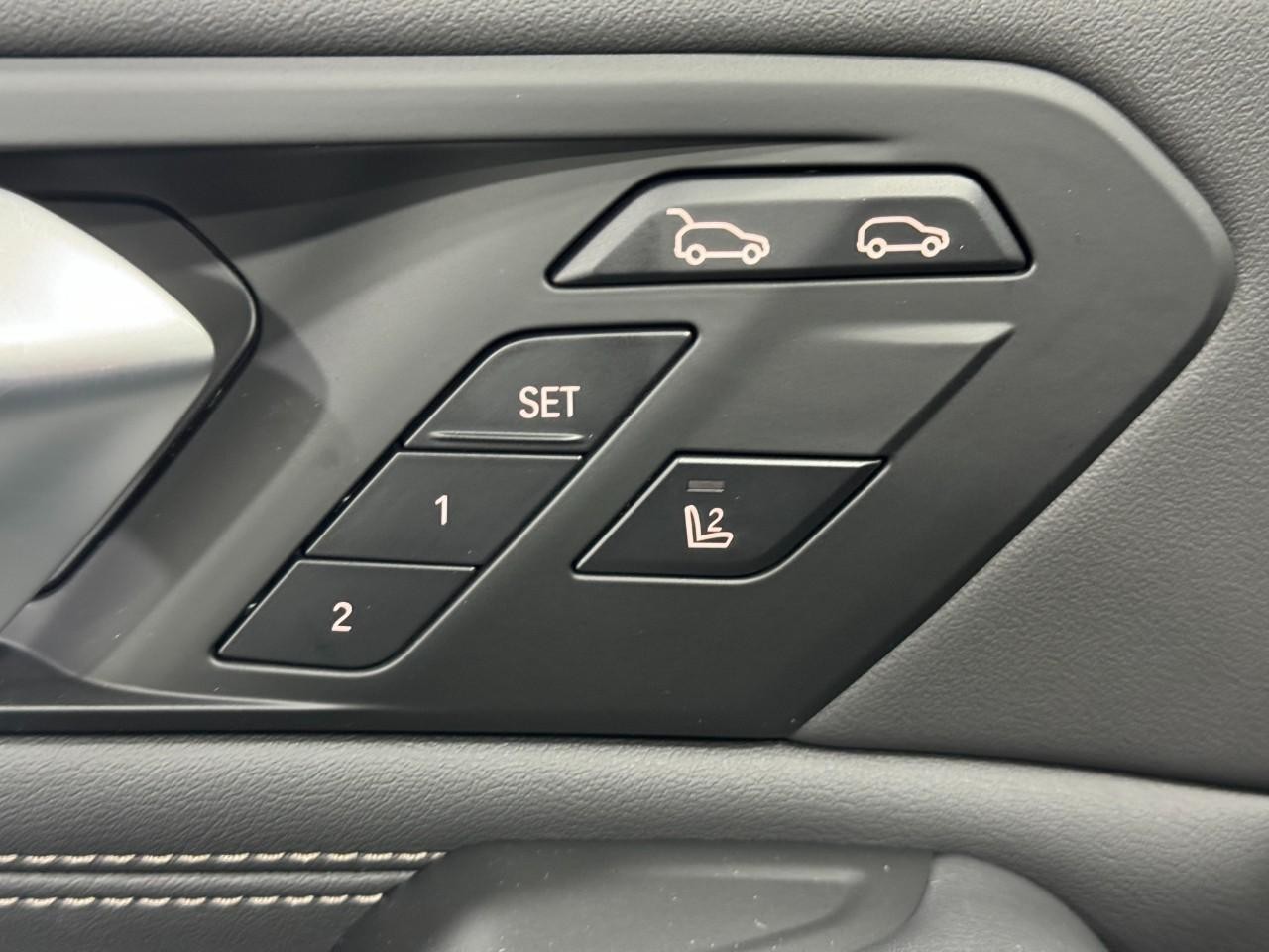 BMW X6 Vehicle Full-screen Gallery Image 24