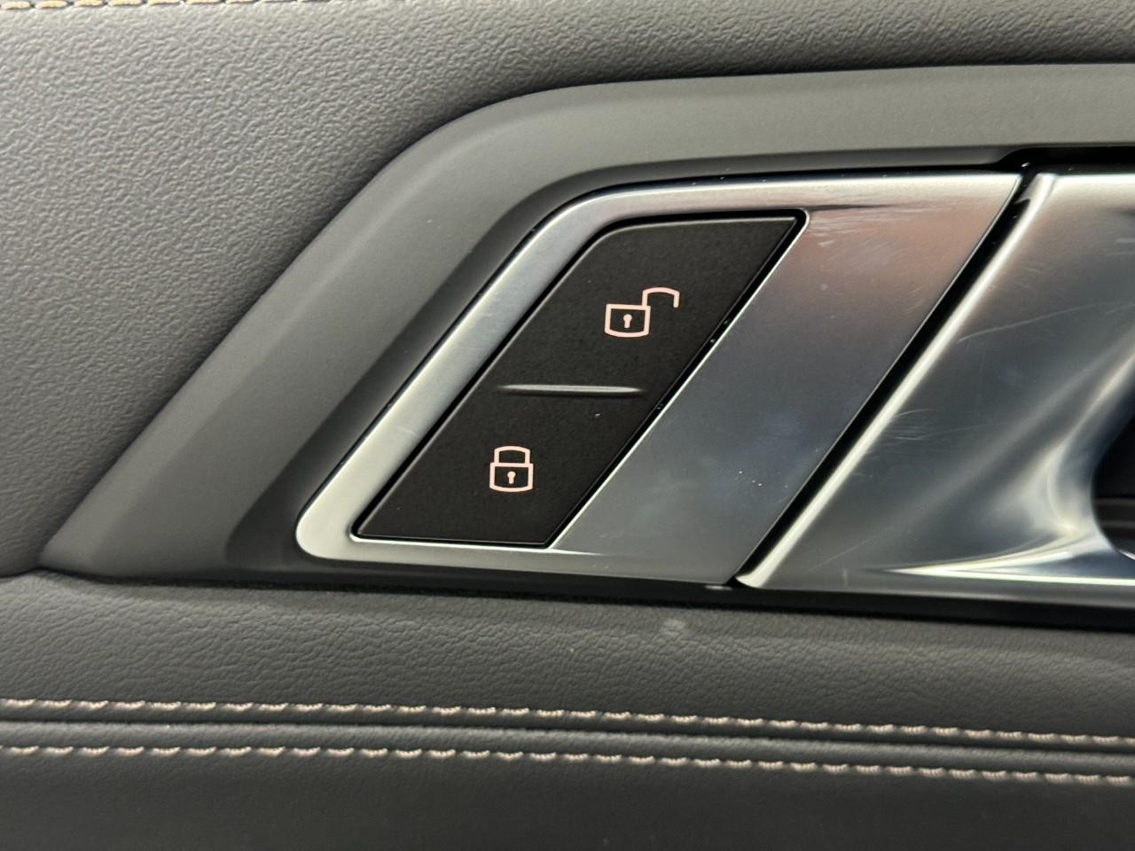 BMW X6 Vehicle Full-screen Gallery Image 25