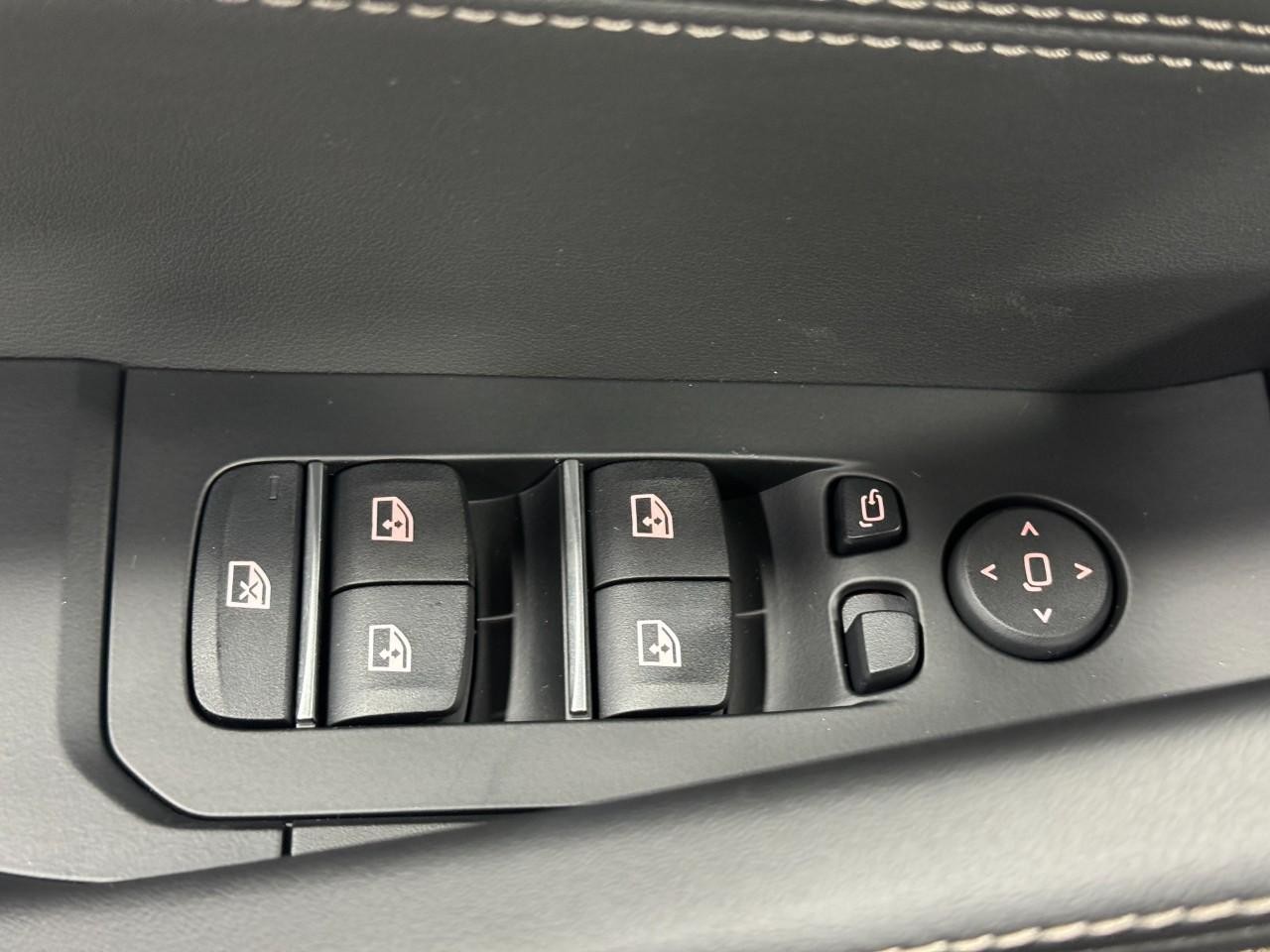 BMW X6 Vehicle Full-screen Gallery Image 26