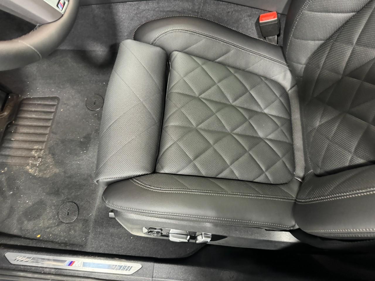 BMW X6 Vehicle Full-screen Gallery Image 28