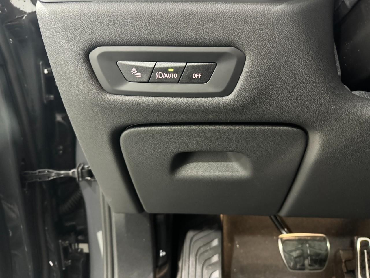 BMW X6 Vehicle Full-screen Gallery Image 30