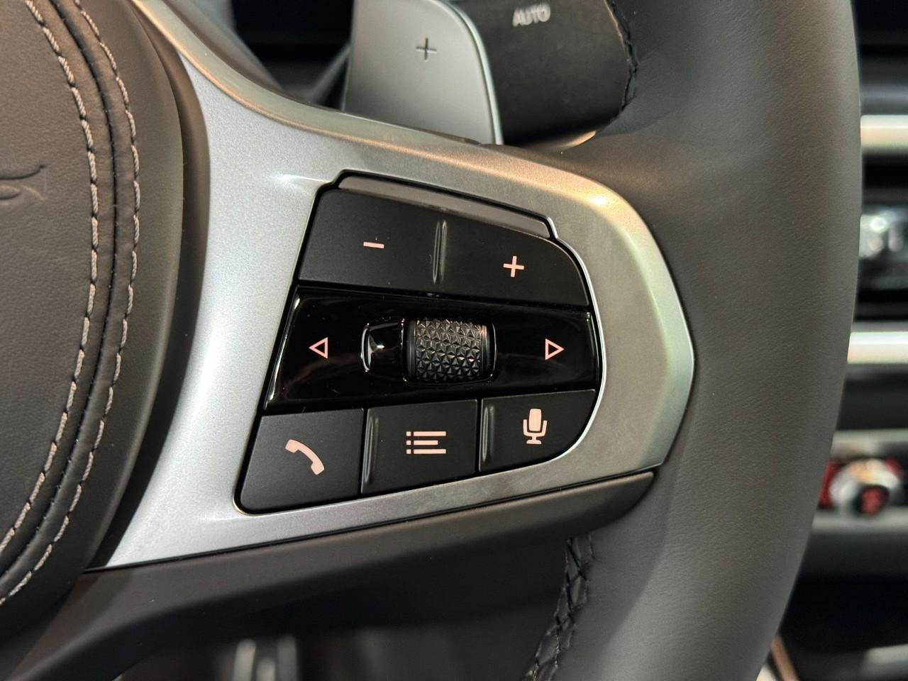 BMW X6 Vehicle Full-screen Gallery Image 32