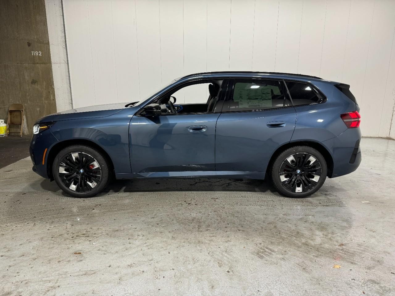 BMW X3 Vehicle Full-screen Gallery Image 2