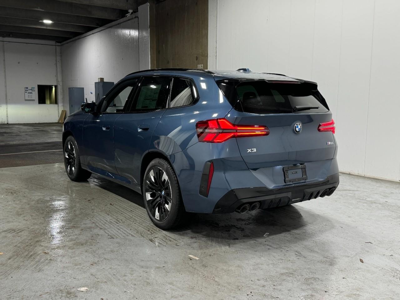 BMW X3 Vehicle Full-screen Gallery Image 3