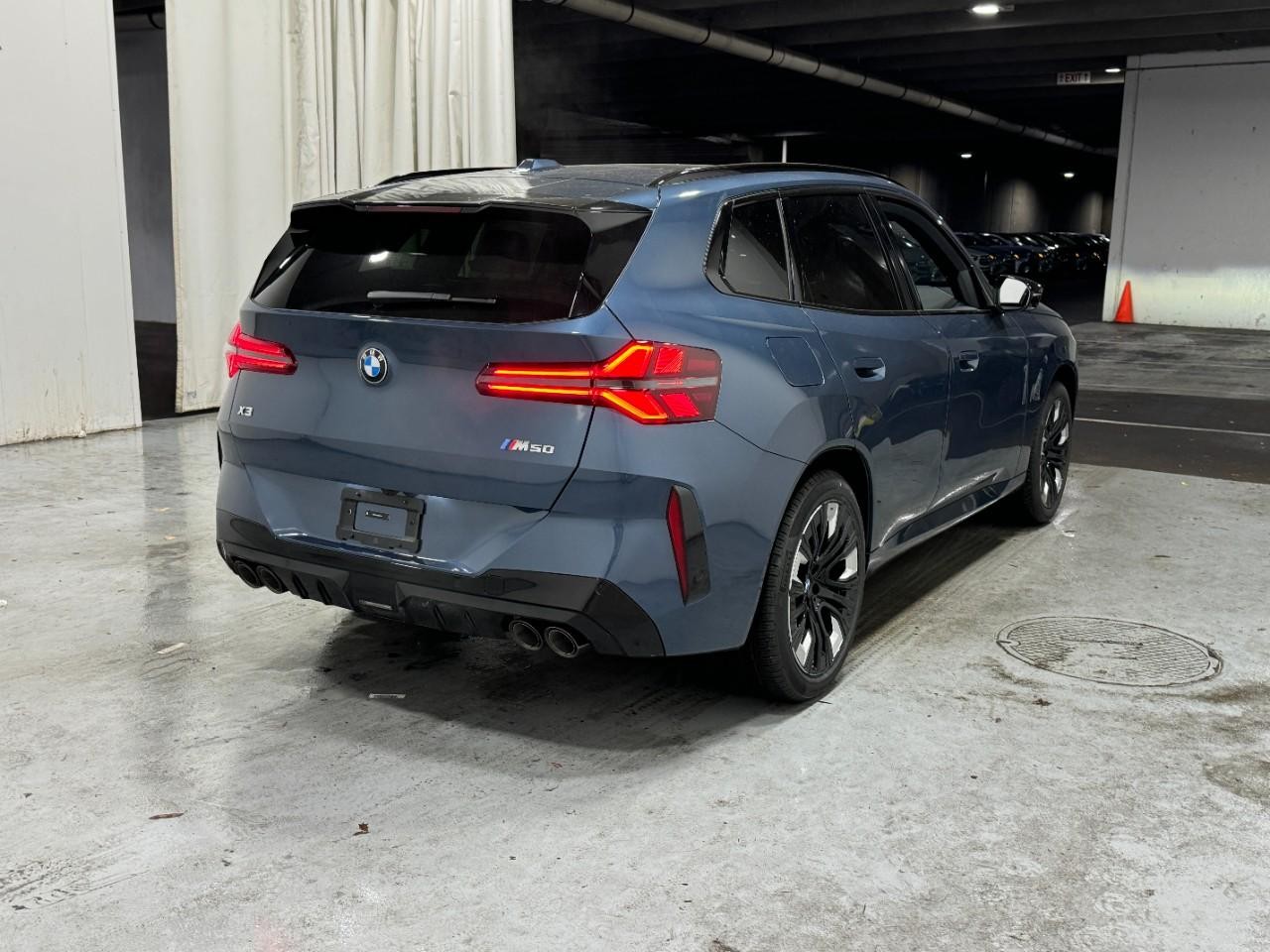 BMW X3 Vehicle Full-screen Gallery Image 4