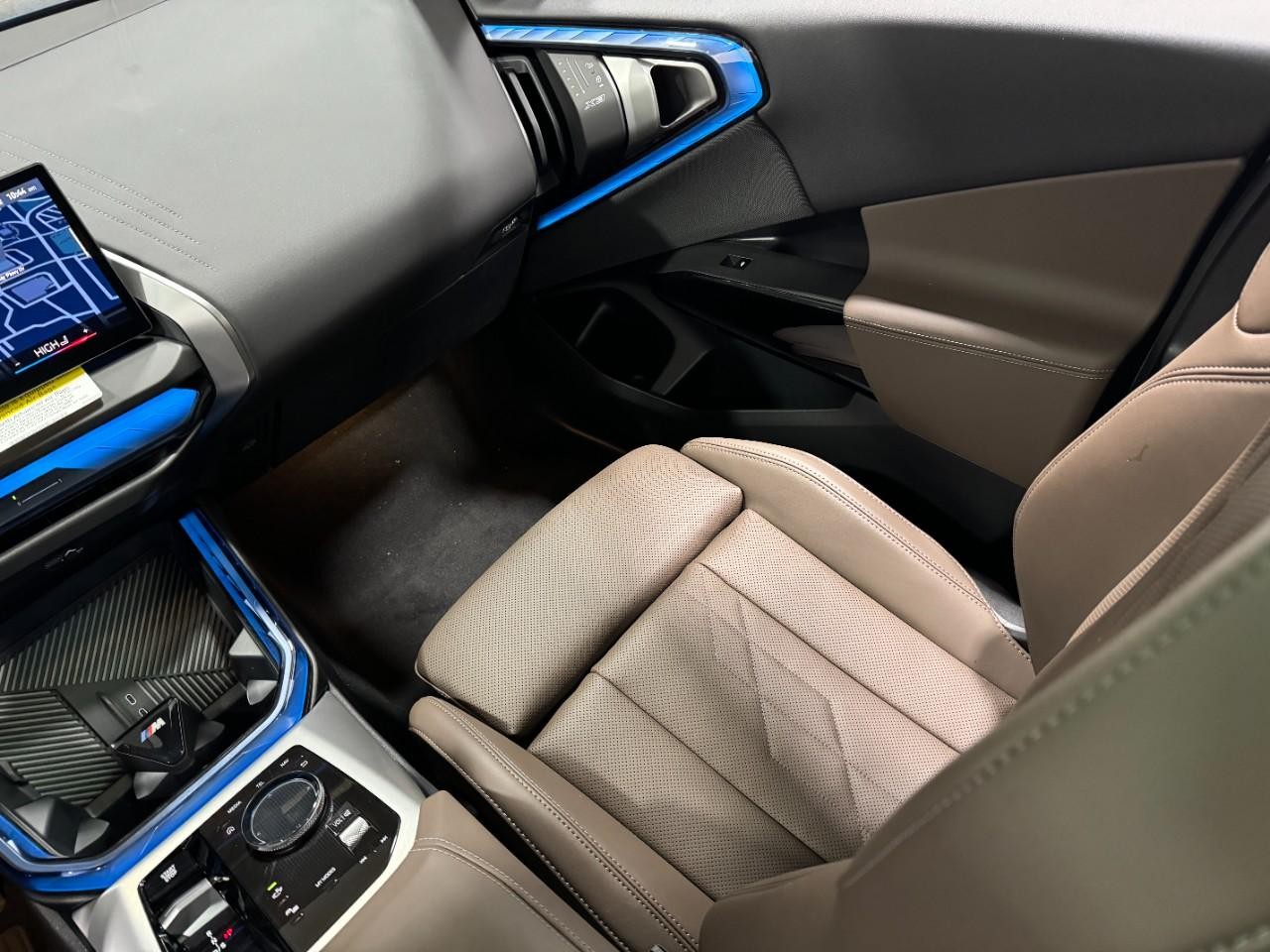 BMW X3 Vehicle Full-screen Gallery Image 16