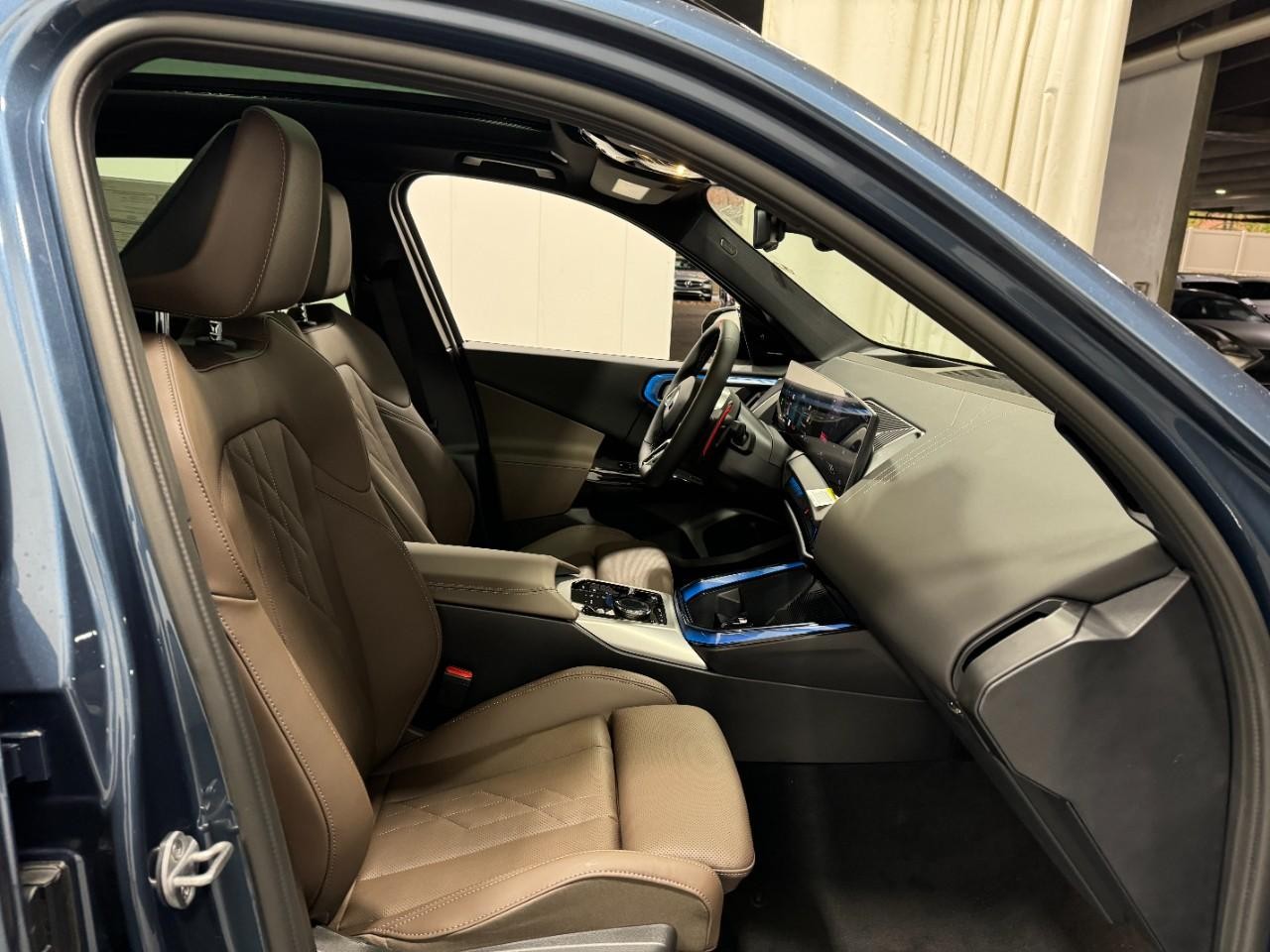 BMW X3 Vehicle Full-screen Gallery Image 17