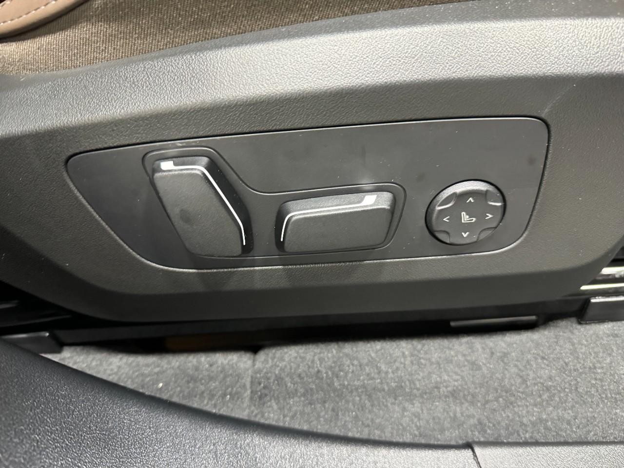 BMW X3 Vehicle Full-screen Gallery Image 19