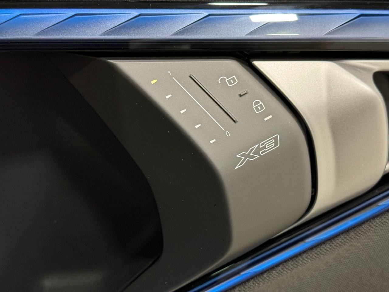 BMW X3 Vehicle Full-screen Gallery Image 20