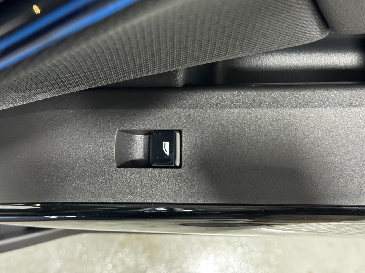 BMW X3 Vehicle Full-screen Gallery Image 21