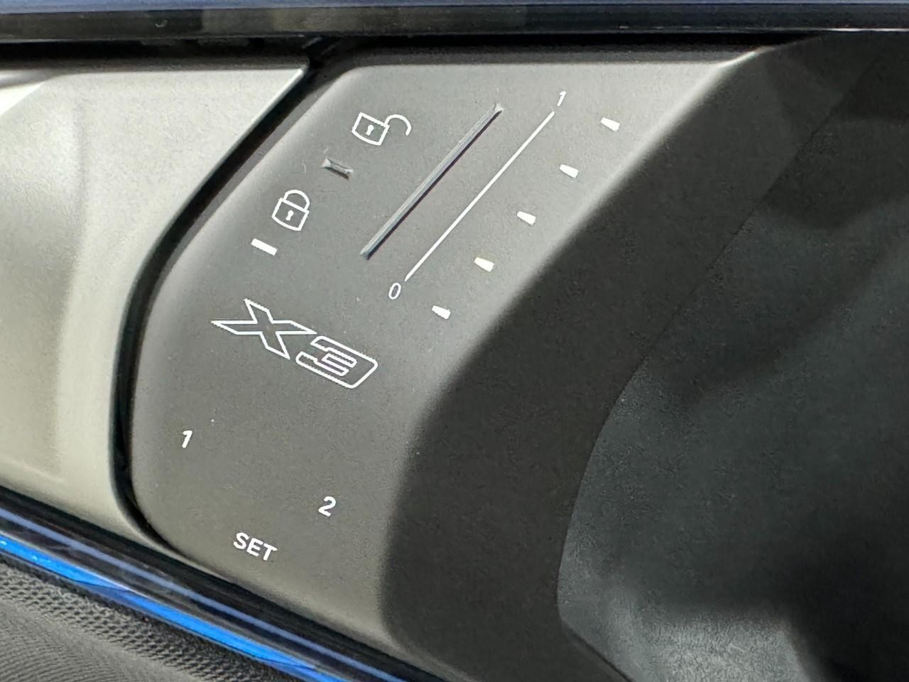 BMW X3 Vehicle Full-screen Gallery Image 23