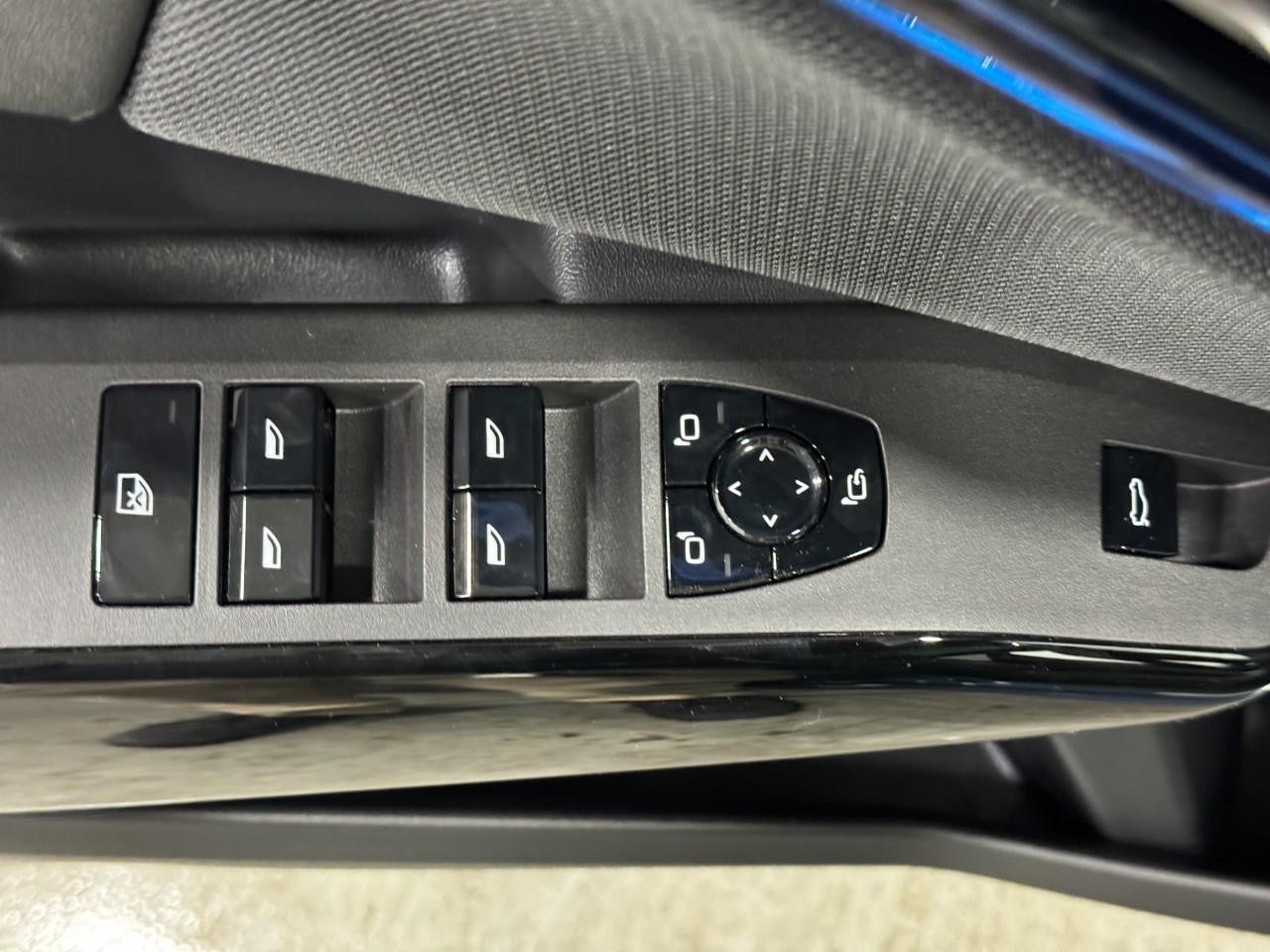 BMW X3 Vehicle Full-screen Gallery Image 24