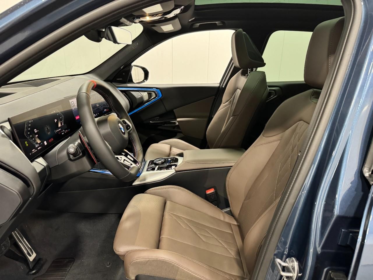 BMW X3 Vehicle Full-screen Gallery Image 25