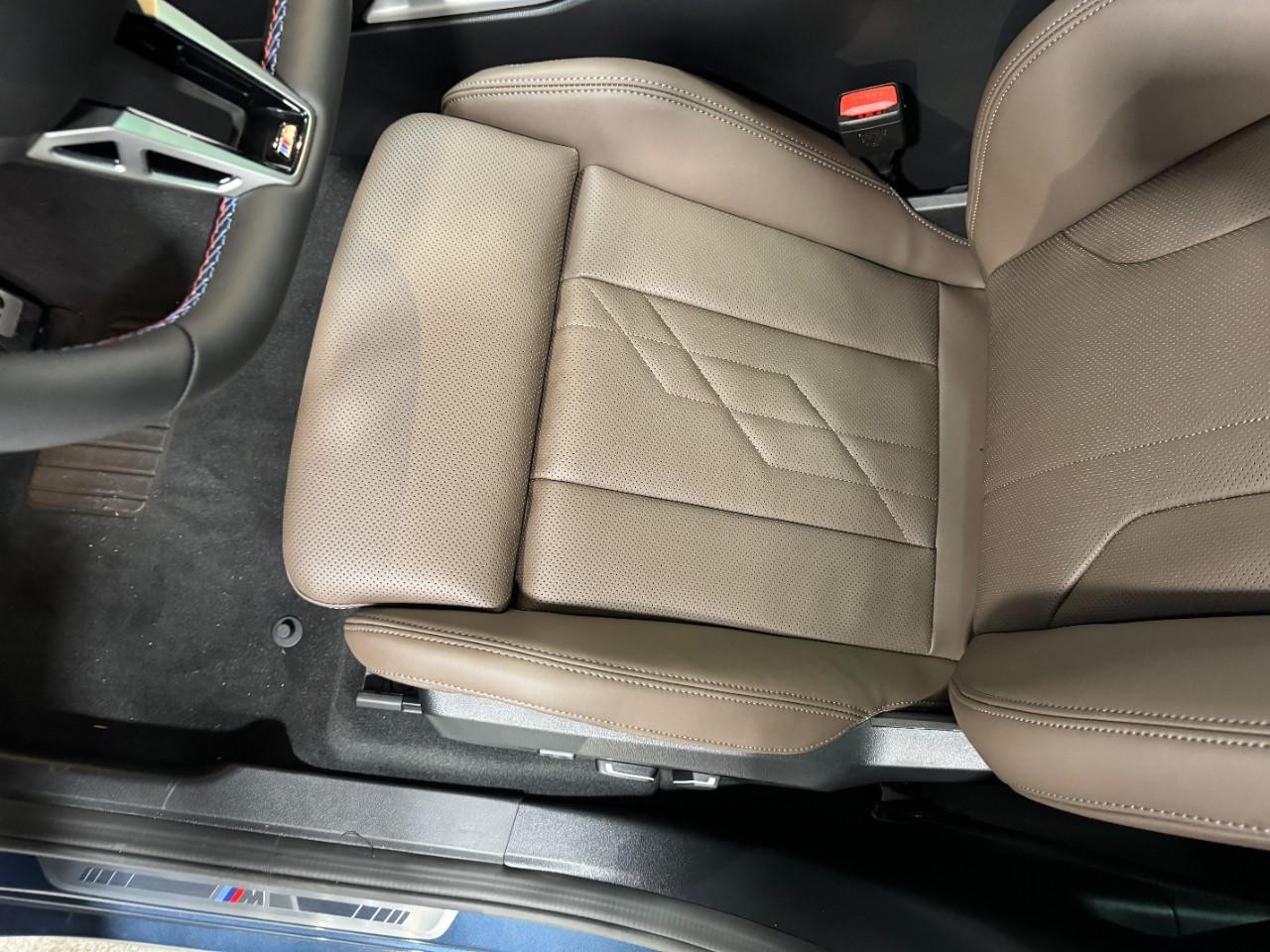 BMW X3 Vehicle Full-screen Gallery Image 26