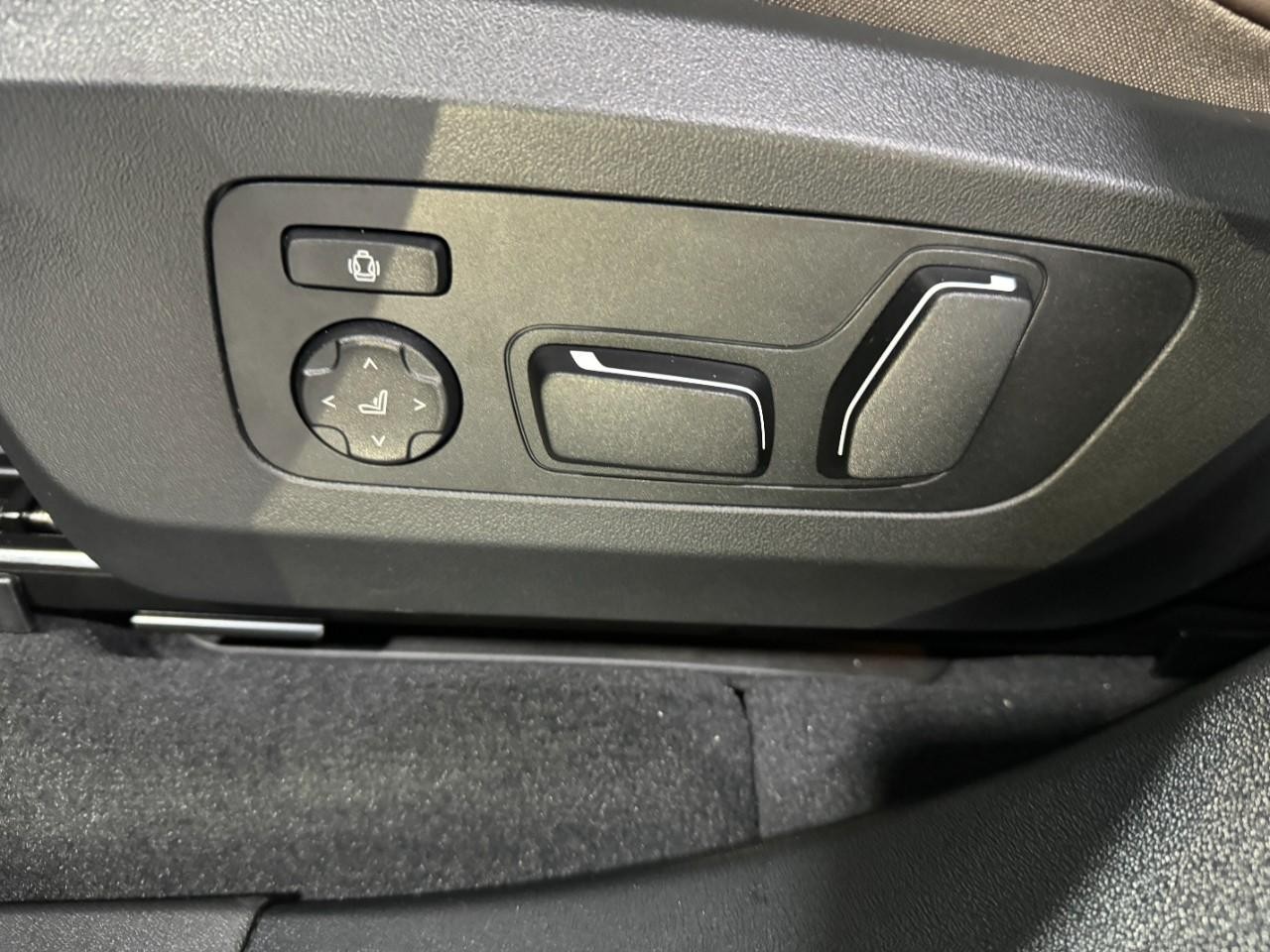 BMW X3 Vehicle Full-screen Gallery Image 27