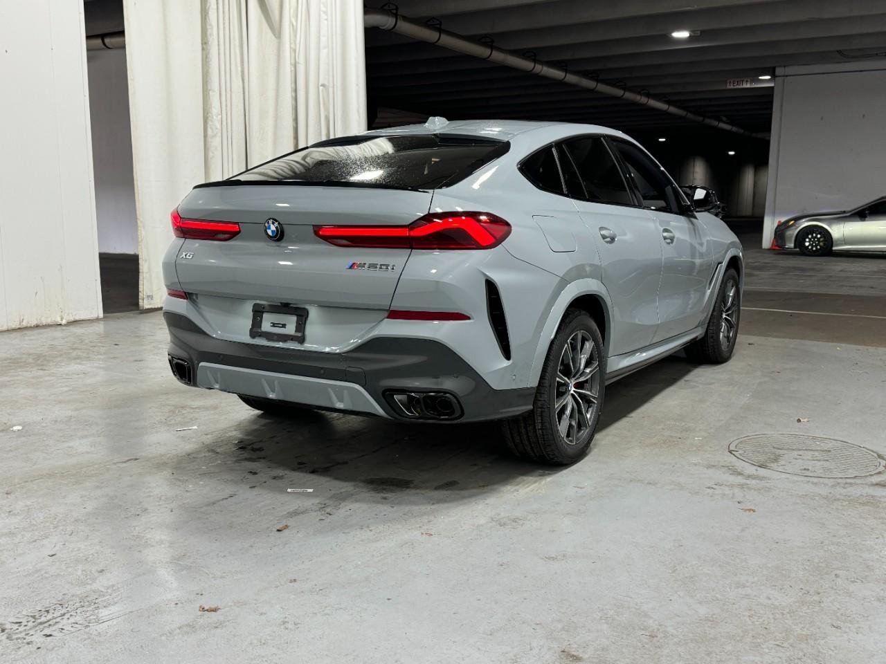 BMW X6 Vehicle Full-screen Gallery Image 4