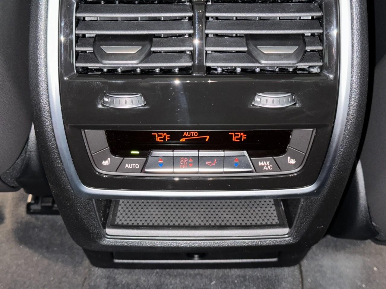 BMW X6 Vehicle Full-screen Gallery Image 11