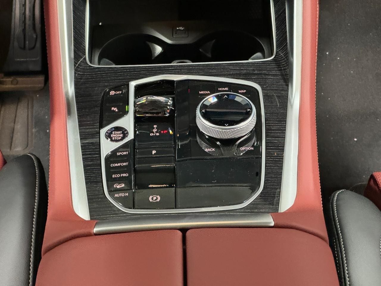 BMW X6 Vehicle Full-screen Gallery Image 16