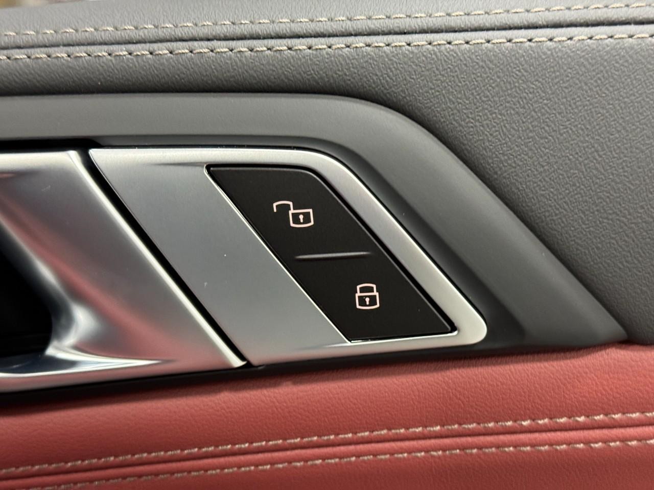 BMW X6 Vehicle Full-screen Gallery Image 21