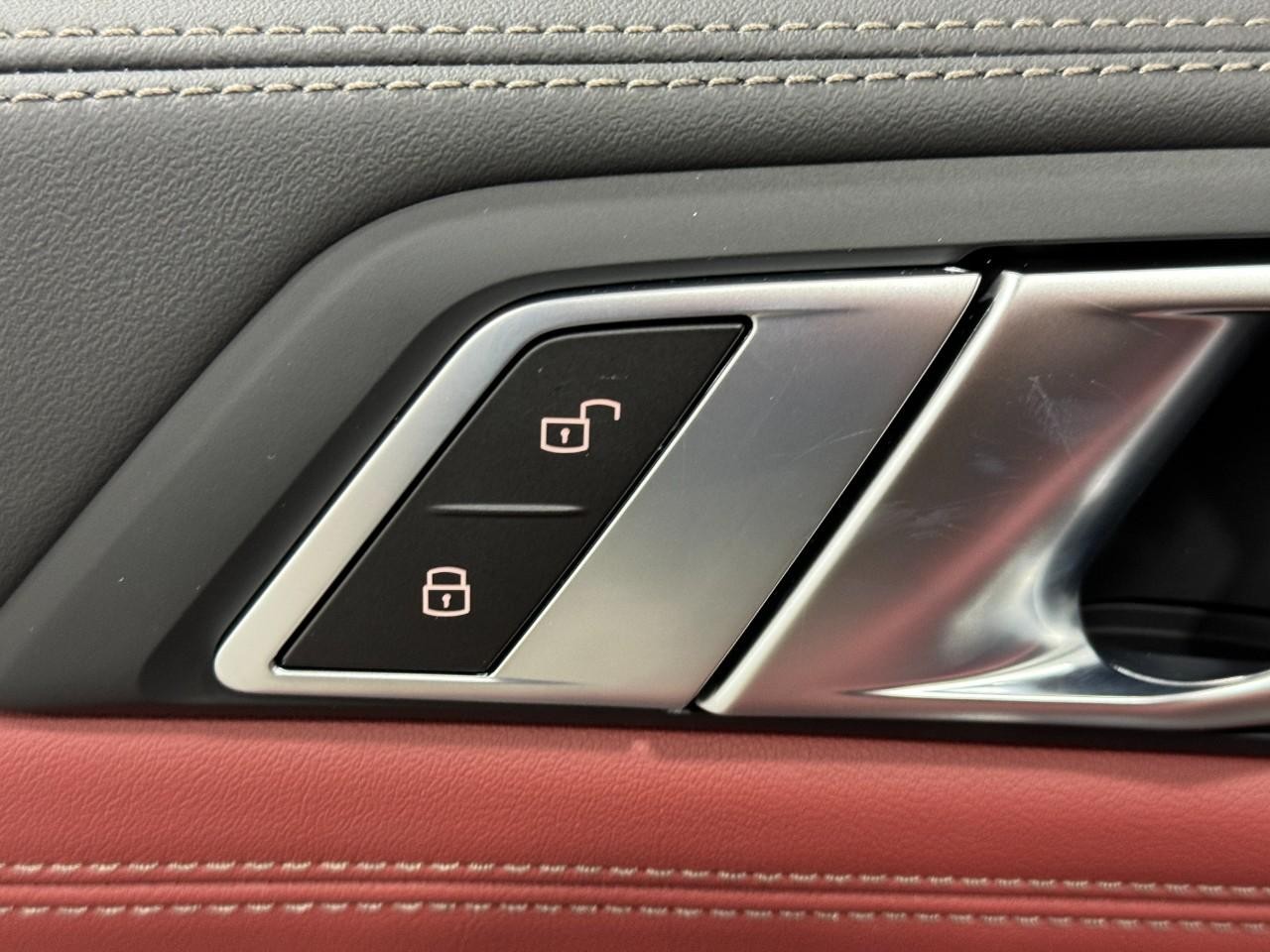 BMW X6 Vehicle Full-screen Gallery Image 25