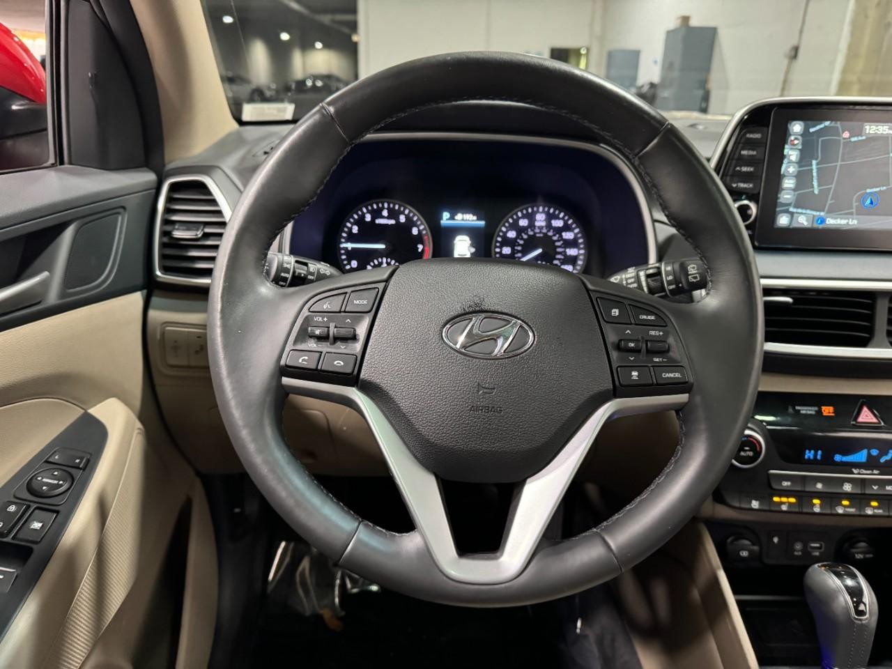 Hyundai Tucson Vehicle Full-screen Gallery Image 13