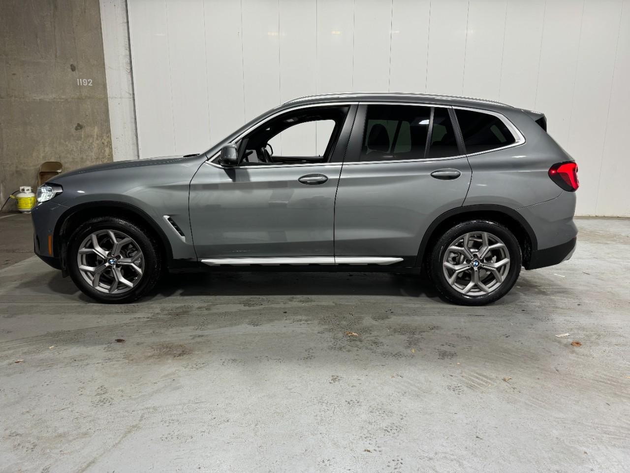 BMW X3 Vehicle Full-screen Gallery Image 2