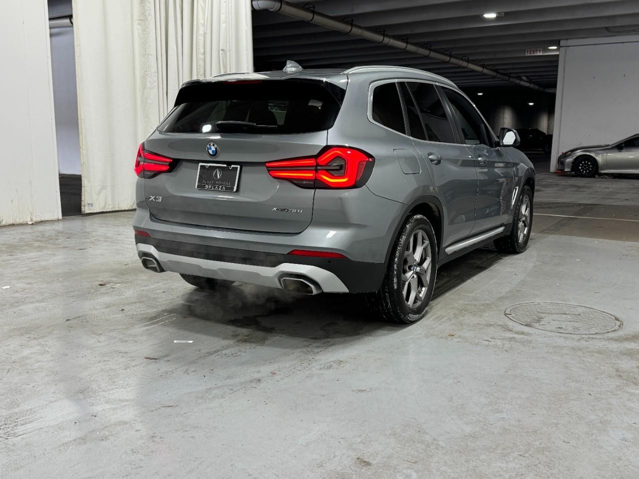 BMW X3 Vehicle Full-screen Gallery Image 4