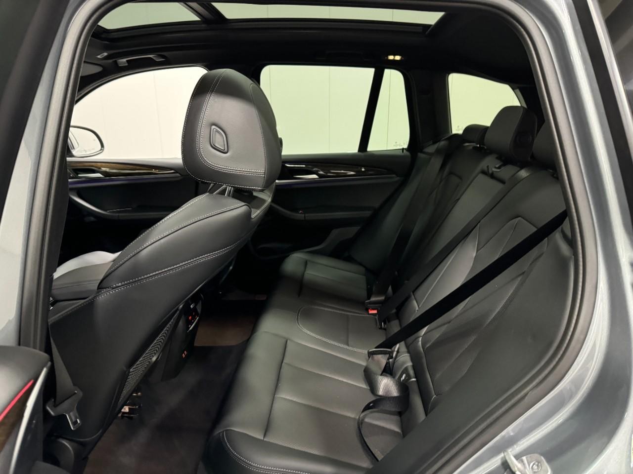 BMW X3 Vehicle Full-screen Gallery Image 8