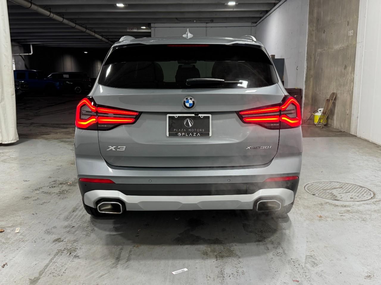 BMW X3 Vehicle Full-screen Gallery Image 9