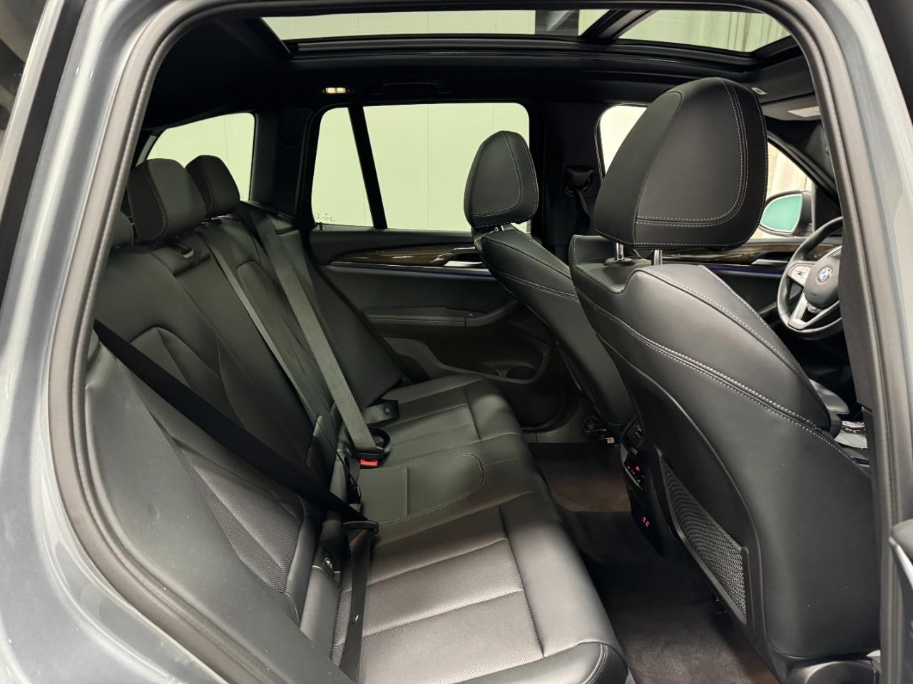 BMW X3 Vehicle Full-screen Gallery Image 10