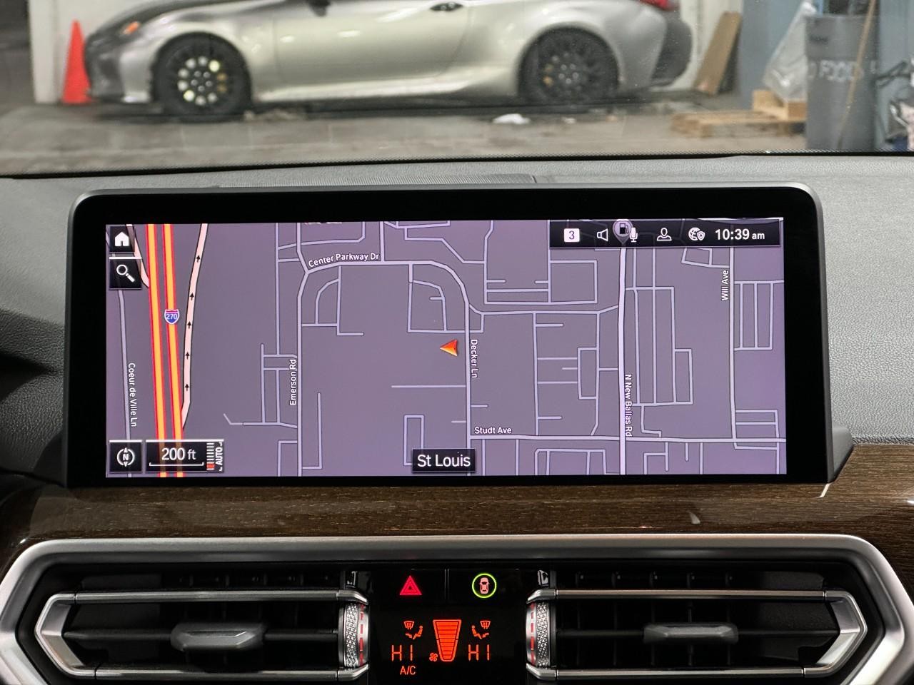 BMW X3 Vehicle Full-screen Gallery Image 15