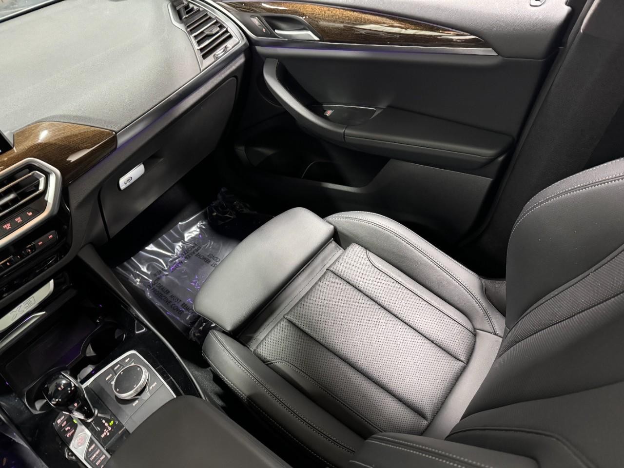 BMW X3 Vehicle Full-screen Gallery Image 18