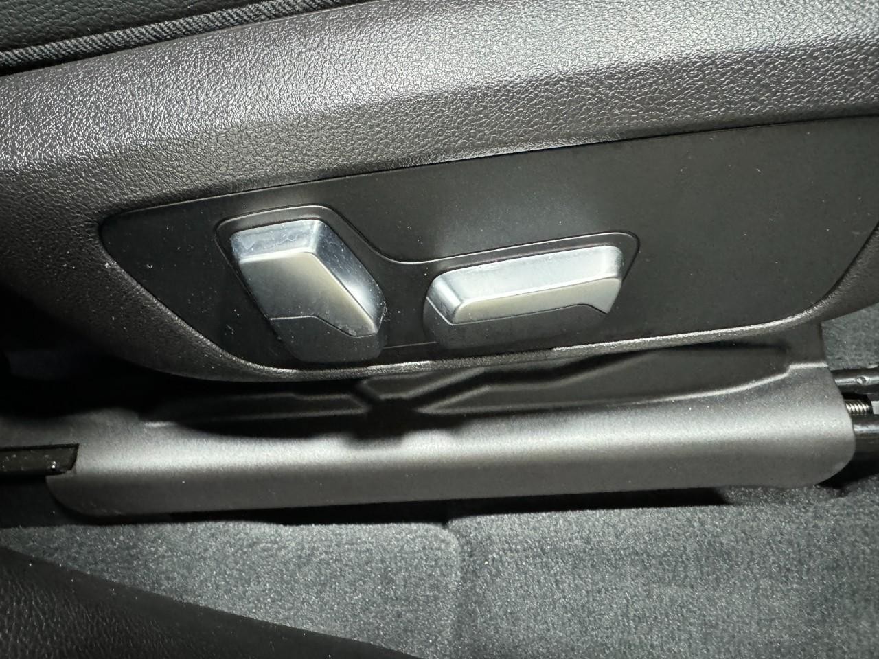 BMW X3 Vehicle Full-screen Gallery Image 21