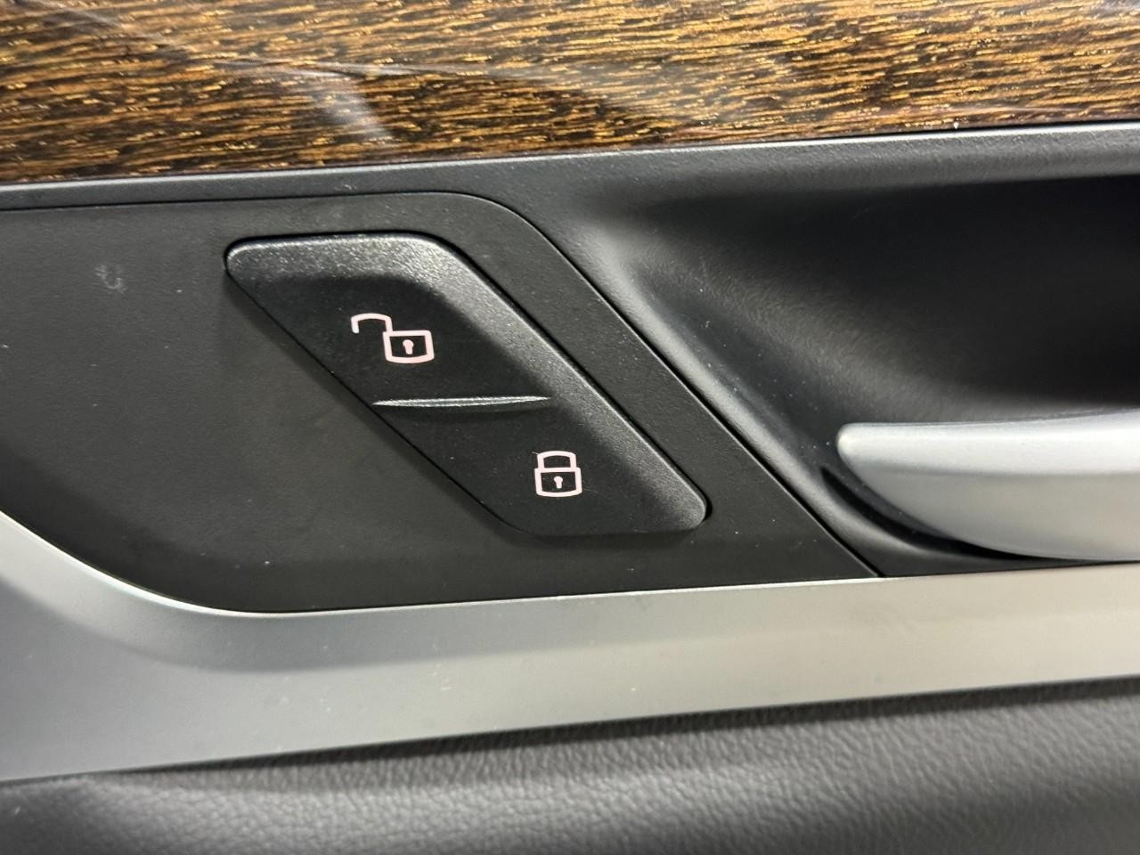 BMW X3 Vehicle Full-screen Gallery Image 22