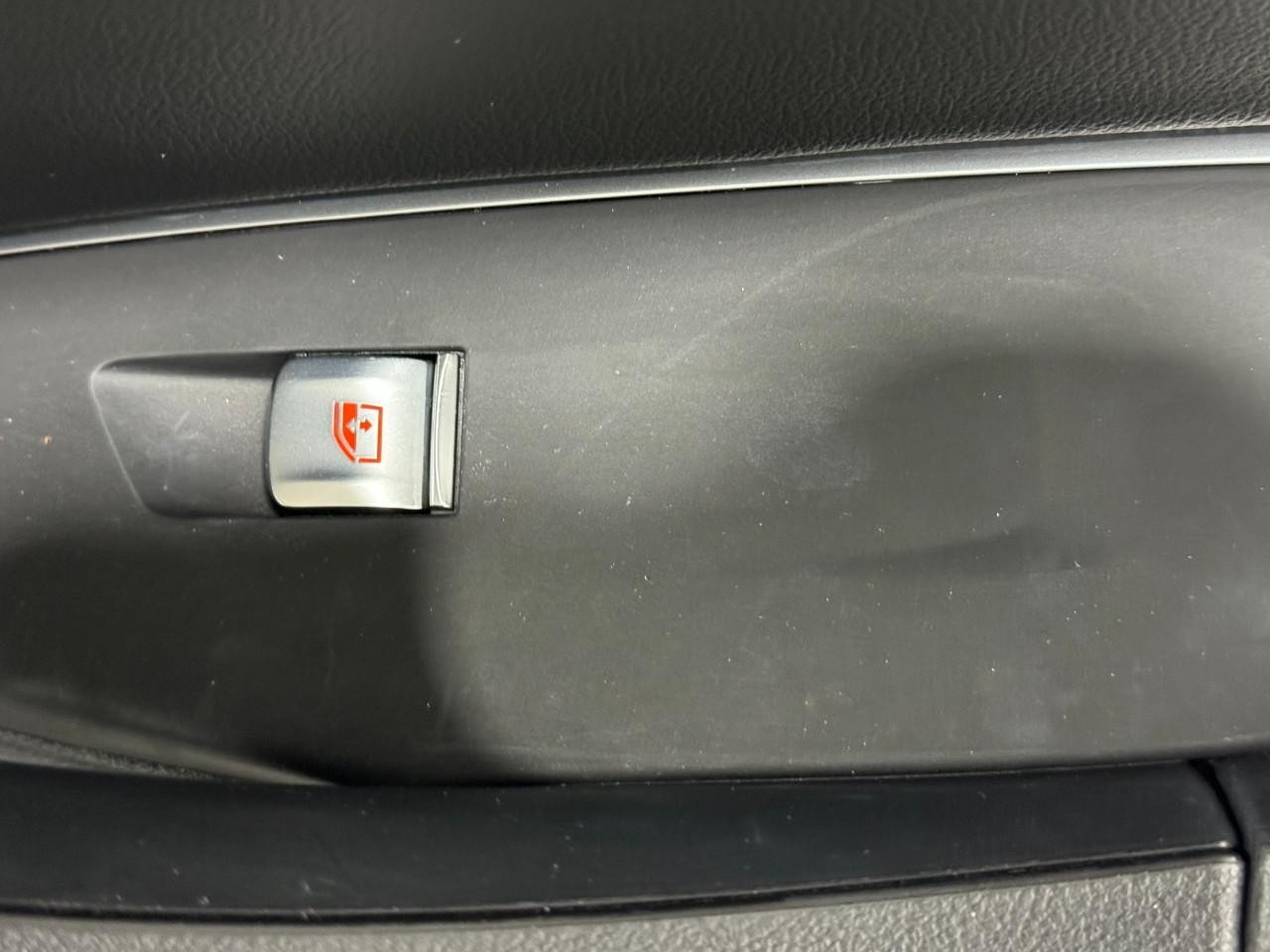 BMW X3 Vehicle Full-screen Gallery Image 23