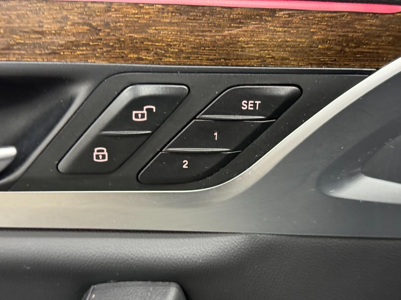 BMW X3 Vehicle Full-screen Gallery Image 24