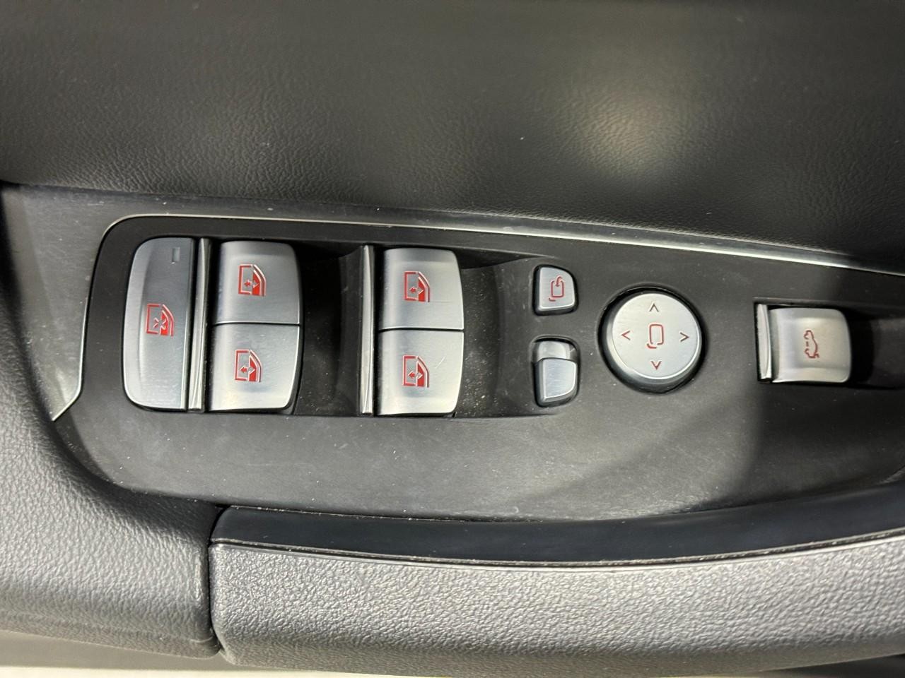 BMW X3 Vehicle Full-screen Gallery Image 25