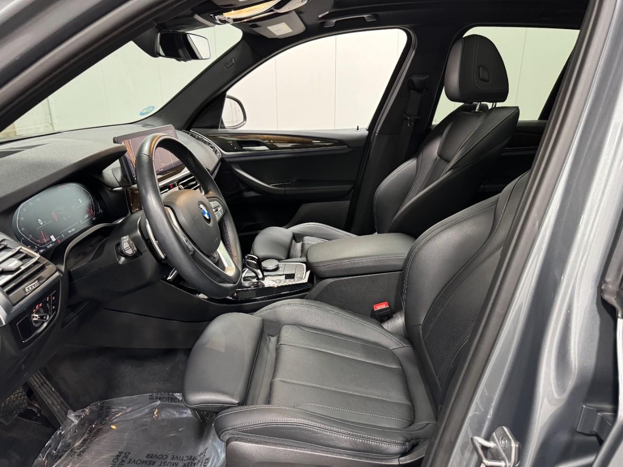 BMW X3 Vehicle Full-screen Gallery Image 26