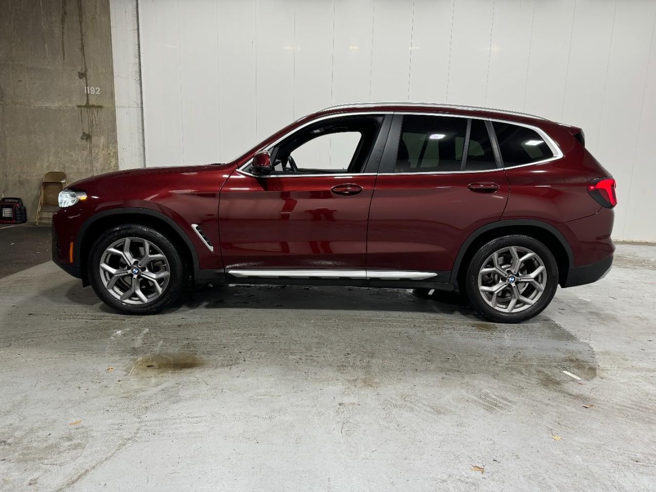 BMW X3 Vehicle Full-screen Gallery Image 2