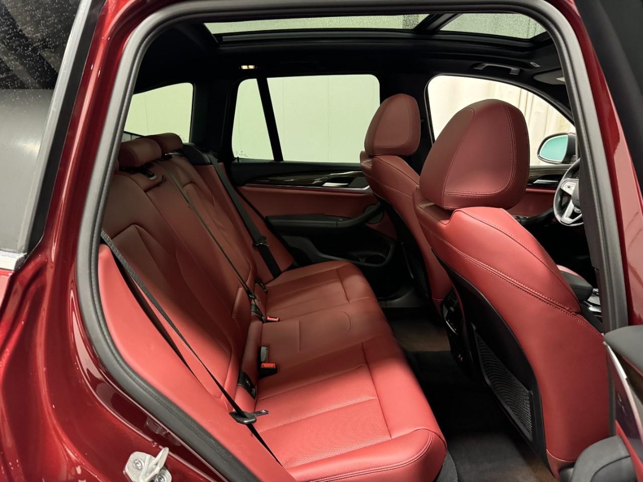 BMW X3 Vehicle Full-screen Gallery Image 10