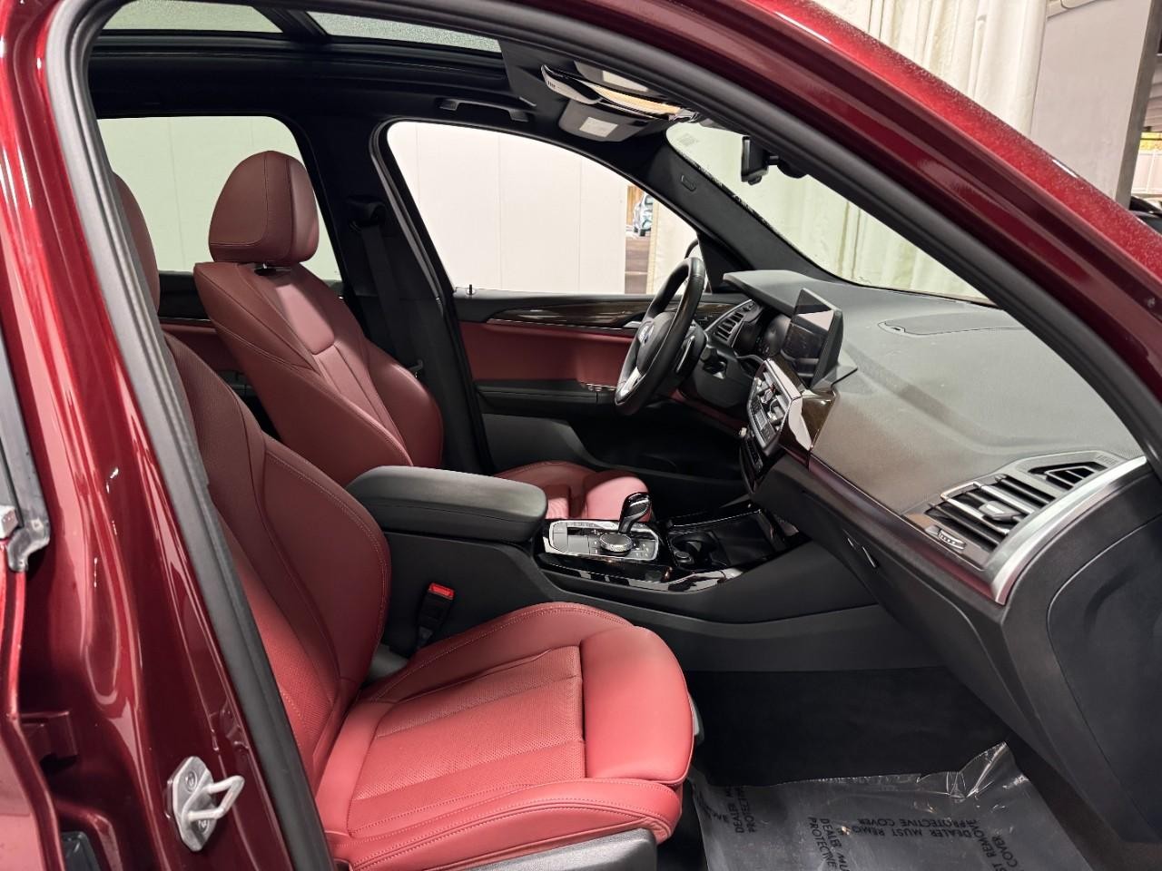 BMW X3 Vehicle Full-screen Gallery Image 18