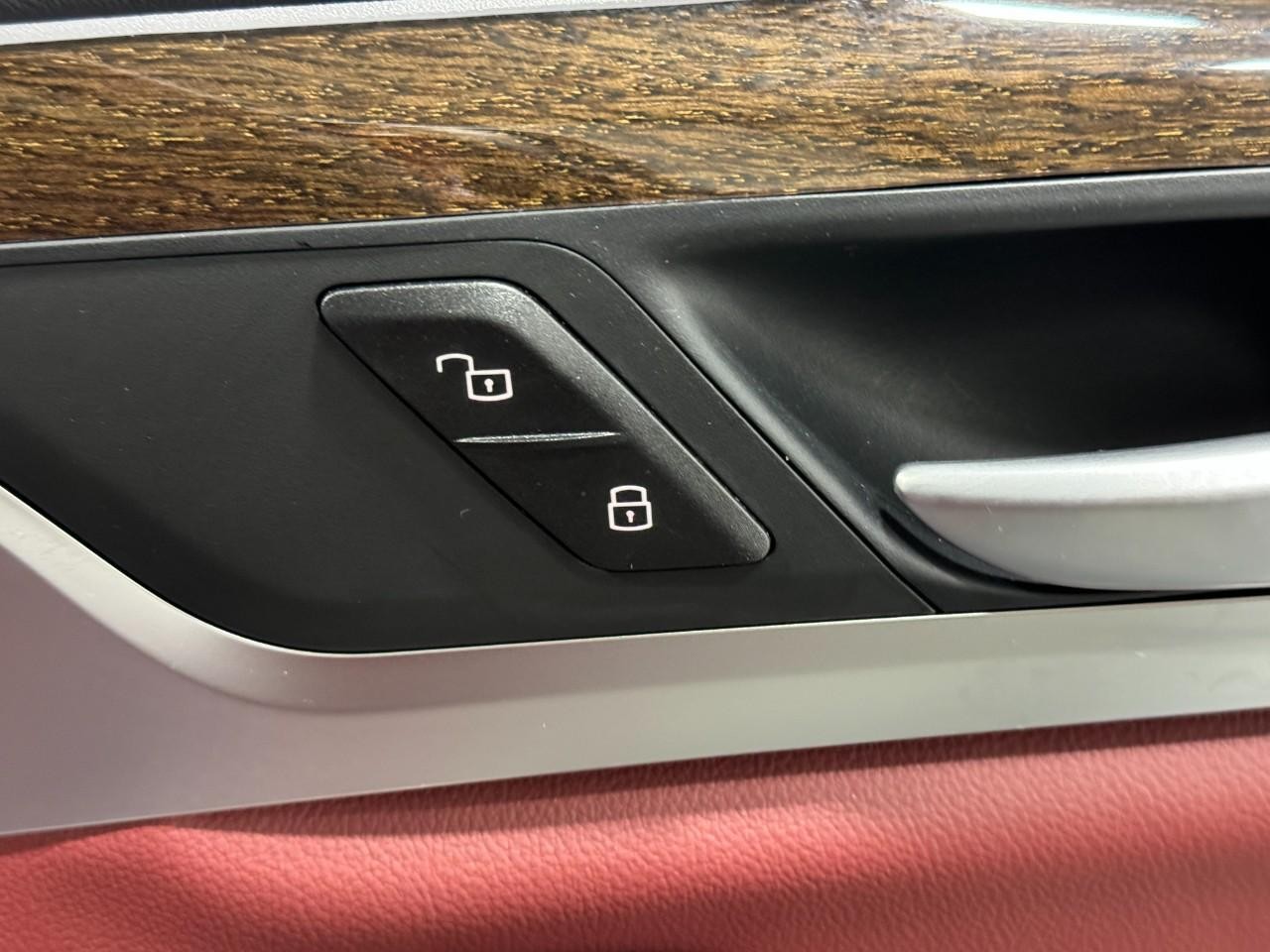 BMW X3 Vehicle Full-screen Gallery Image 21