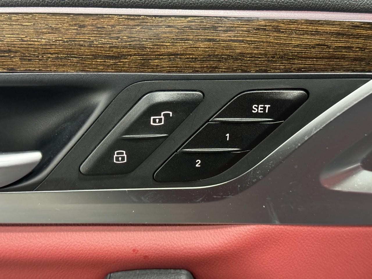 BMW X3 Vehicle Full-screen Gallery Image 24