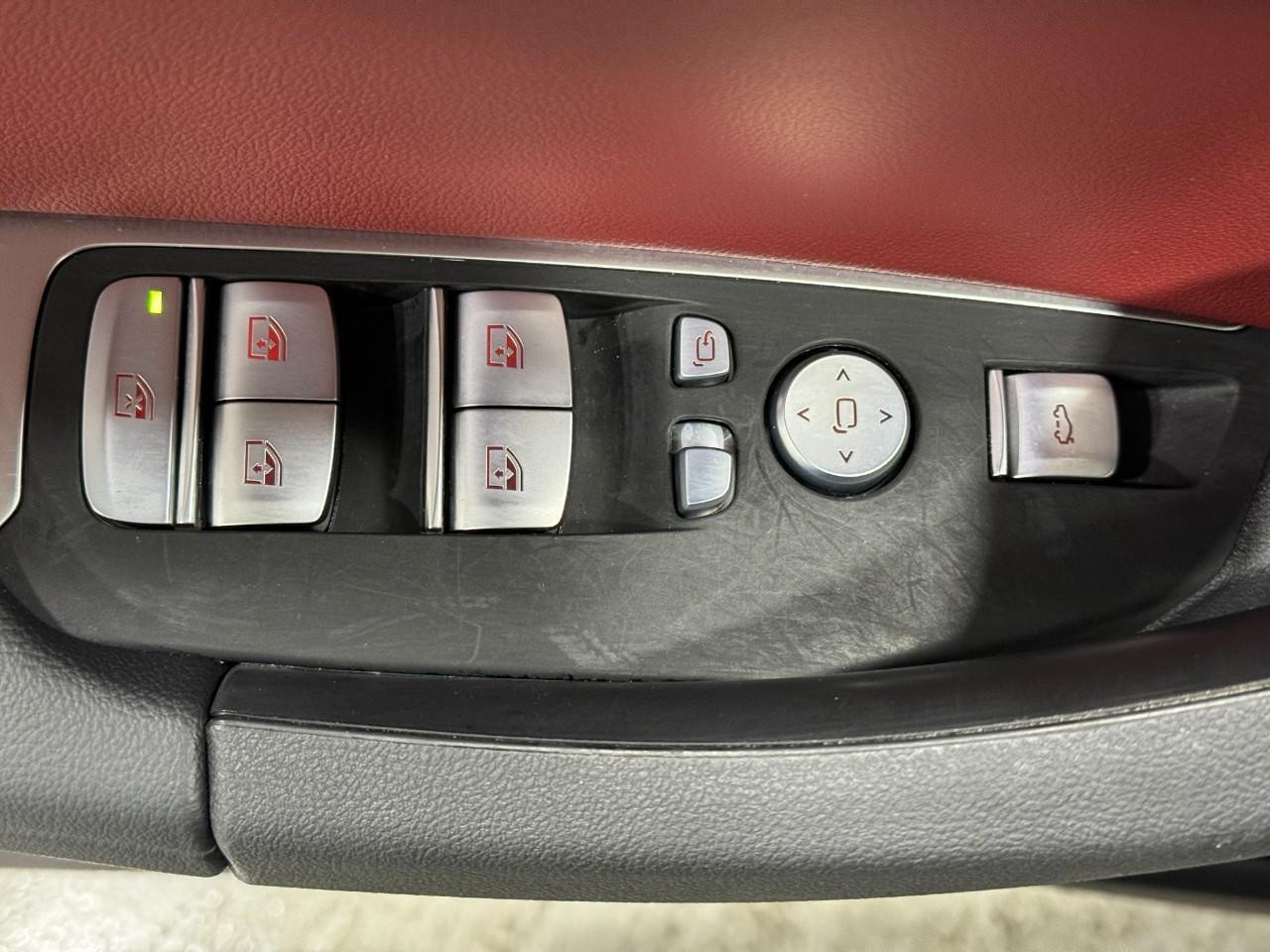 BMW X3 Vehicle Full-screen Gallery Image 25