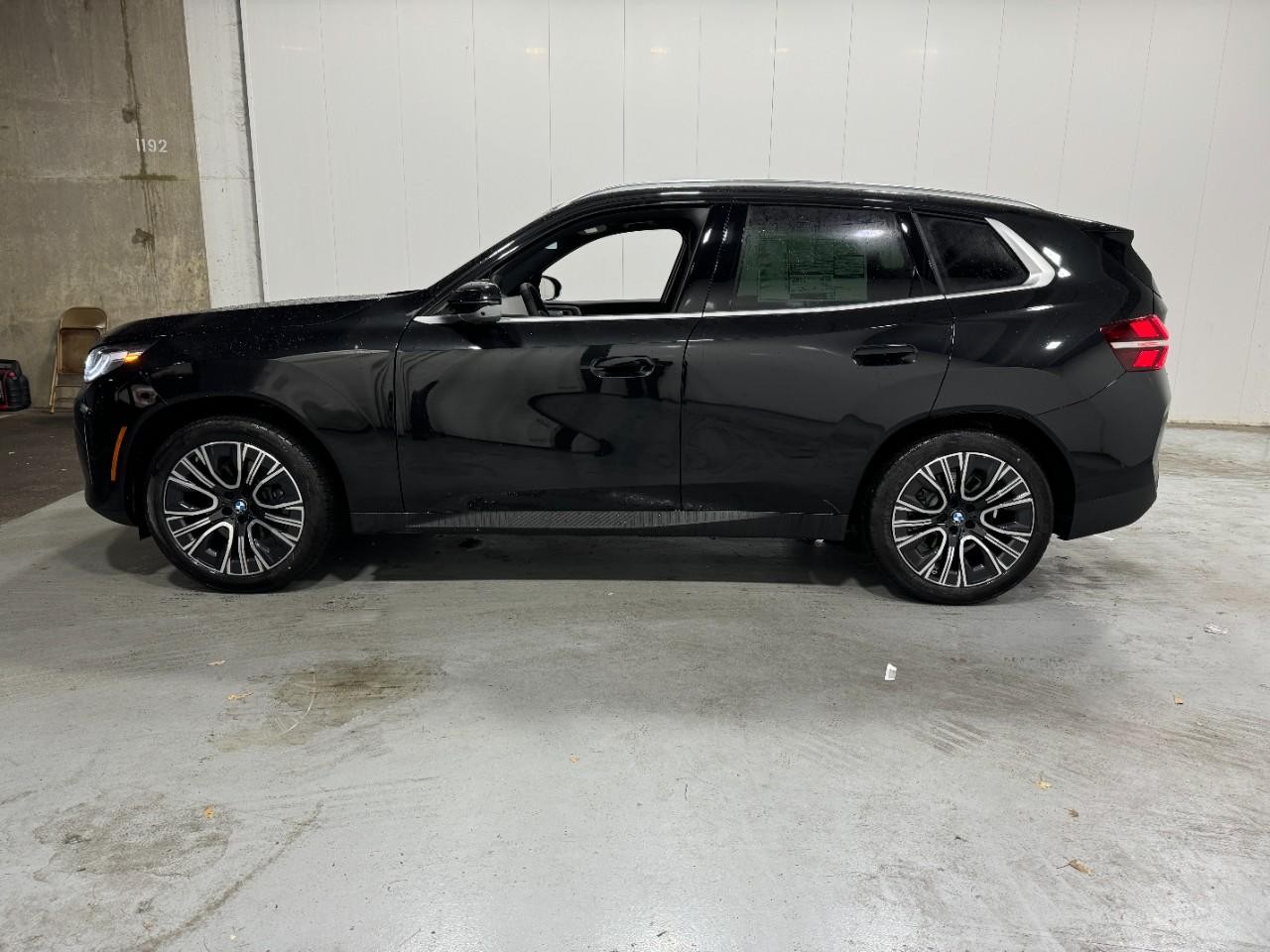 BMW X3 Vehicle Full-screen Gallery Image 2