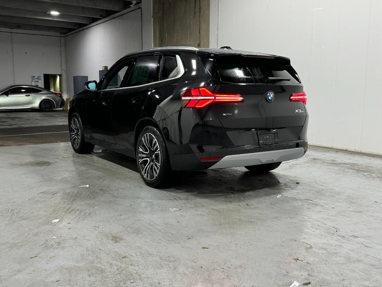 BMW X3 Vehicle Full-screen Gallery Image 3