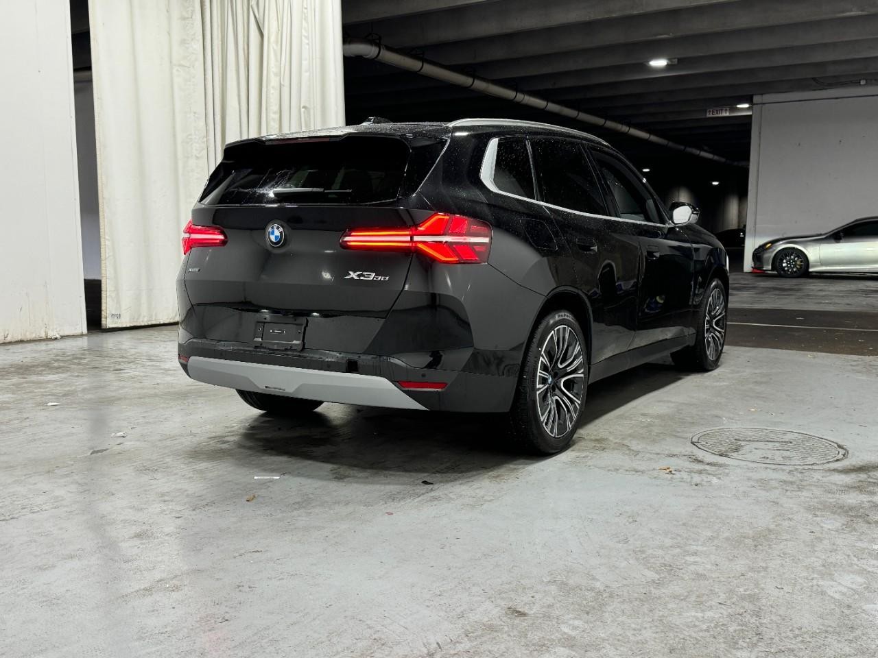 BMW X3 Vehicle Full-screen Gallery Image 4