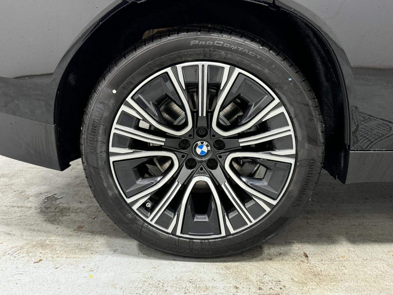 BMW X3 Vehicle Full-screen Gallery Image 5